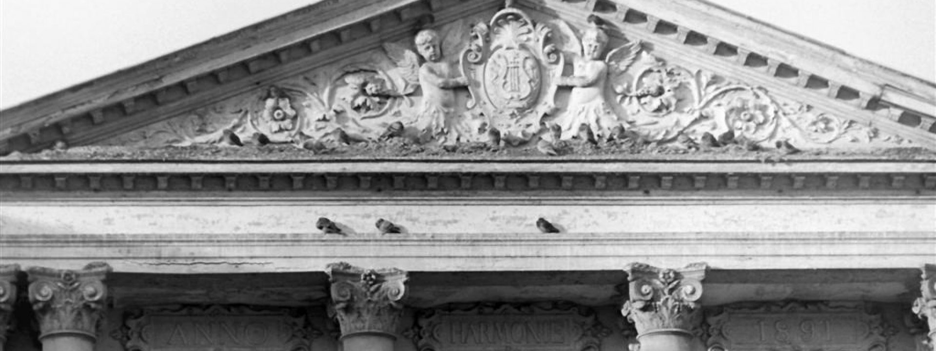 De Harmonie tympaan voorgevel